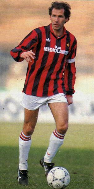 Franco Baresi, uno tra i migliori difensori della storia del calcio, Lega la sua carriera al Milan, squadra nella quale gioca per 20 stagioni, di cui 15 da capitano (531 presenze). Quando nel 1997 chiude la sua carriera il Milan ritira la maglia numero 6.
